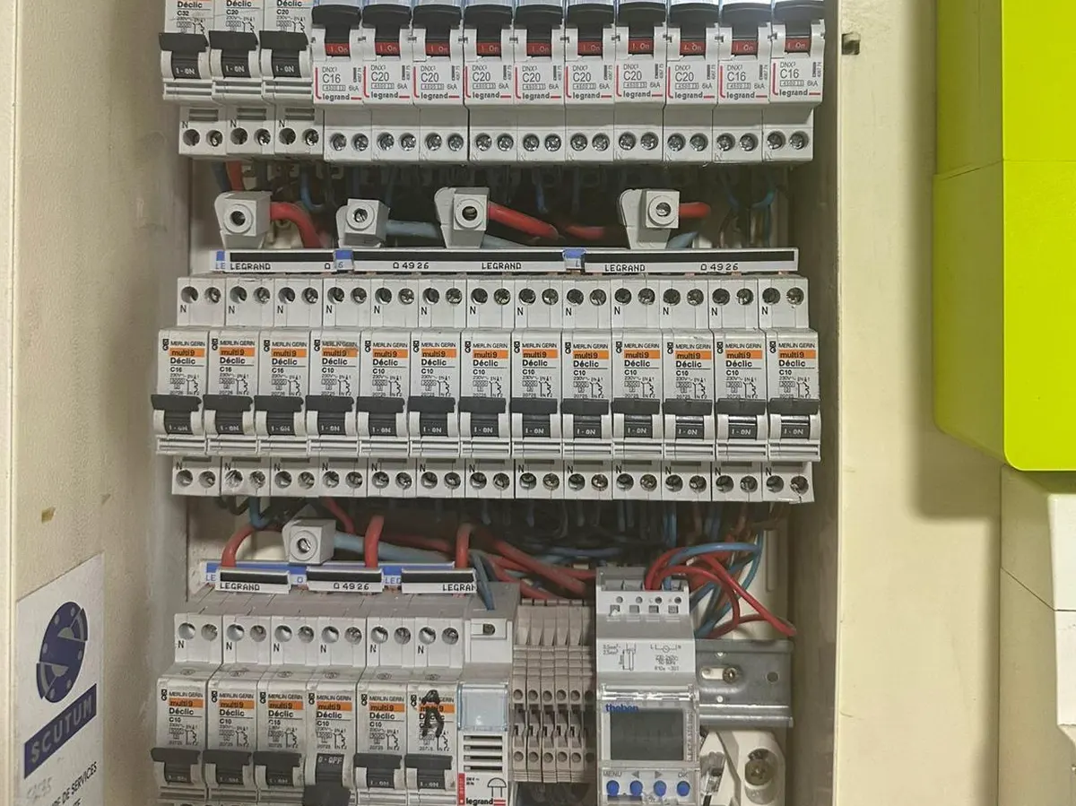 Artisan électricien au travail à Paris