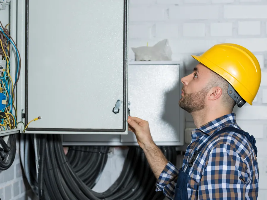 Mise aux normes par un électricien à Paris